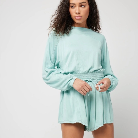 L*SPACE Daytripper Lounge Set Sweatshirt and Shorts LSPACE - Picture 2 of 12